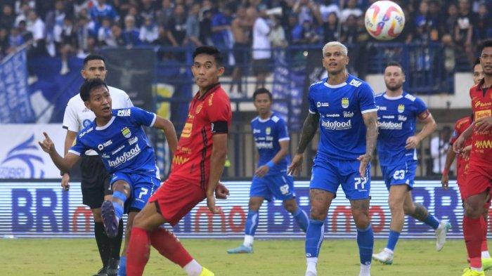 Pemain Persib Bandung, Beckham Putra Nugraha menendang bola ke arah gawang Persija Jakarta dalam lanjutan Liga 1 2024-2025 di Stadion Si Jalak Harupat, Kabupaten Bandung, Senin (23/9/2024).