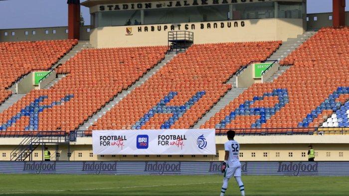 Suasana tribun timur tampak kosong tanpa bobotoh saat pertandingan Persib Bandung melawan Persebaya Surabaya pada lanjutan Liga 1 2024-2025 di Stadion Si Jalak Harupat, Kabupaten Bandung, Jawa Barat, Jumat (18/10/2024).