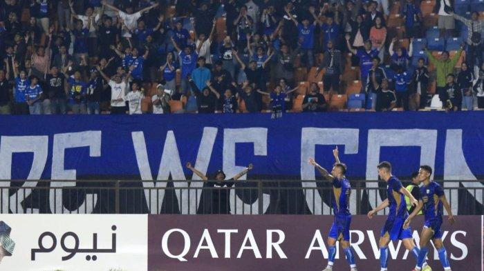 Pemain Persib Bandung, Tyronne Gustavo Ramos bersama pemain Persib lainnya melakukan selebrasi ke arah bobotoh seusai mencetak gol ke gawang Lion City Sailors pada laga lanjutan AFC Champions League Two (ACL 2) 2024, di Stadion Si Jalak Harupat, Kabupaten Bandung, Kamis (24/10/2024).