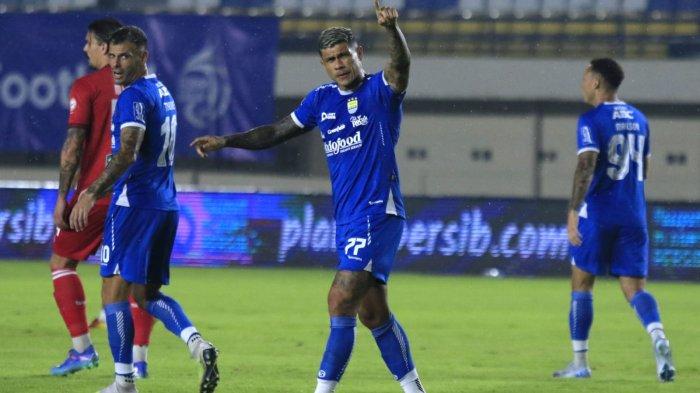 Pemain Persib, Ciro Alves melakukan selebrasi seusai mencetak gol ke gawang Semen Padang pada lanjutan Liga 1 2024-2025, di Stadion Si Jalak Harupat, Kabupaten Bandung, Jawa Barat, Jumat (1/11/2024).