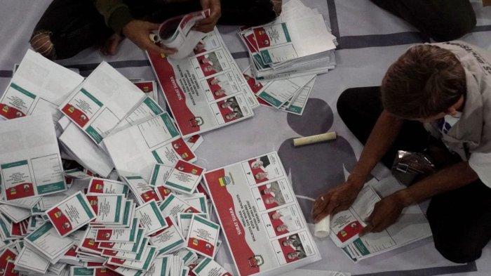 Sejumlah warga menyortir dan melipat surat suara Pemilihan Kepala Daerah (Pilkada) Serentak 2024 di Gudang Logistik Komisi Pemilihan Umum (KPU) Kota Bandung, Kamis (7/11/2024).