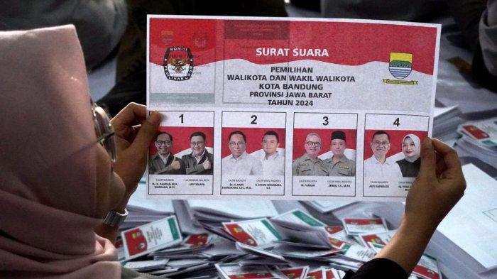 Sejumlah warga menyortir dan melipat surat suara Pemilihan Kepala Daerah (Pilkada) Serentak 2024 di Gudang Logistik Komisi Pemilihan Umum (KPU) Kota Bandung, Kamis (7/11/2024).