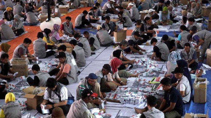 Sejumlah warga menyortir dan melipat surat suara Pemilihan Kepala Daerah (Pilkada) Serentak 2024 di Gudang Logistik Komisi Pemilihan Umum (KPU) Kota Bandung, Kamis (7/11/2024).