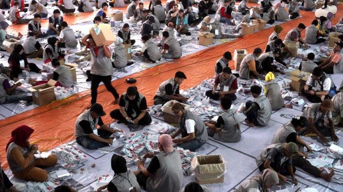 Sejumlah warga menyortir dan melipat surat suara Pemilihan Kepala Daerah (Pilkada) Serentak 2024 di Gudang Logistik Komisi Pemilihan Umum (KPU) Kota Bandung, Kamis (7/11/2024).