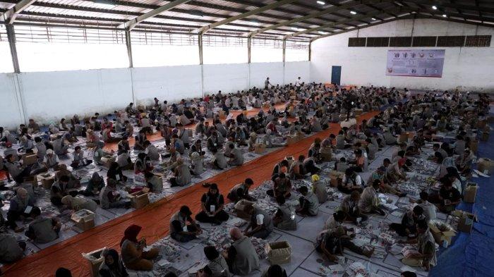 Sejumlah warga menyortir dan melipat surat suara Pemilihan Kepala Daerah (Pilkada) Serentak 2024 di Gudang Logistik Komisi Pemilihan Umum (KPU) Kota Bandung, Kamis (7/11/2024).