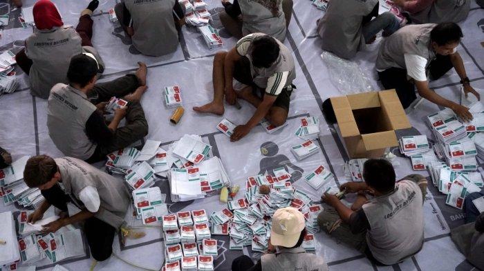 Sejumlah warga menyortir dan melipat surat suara Pemilihan Kepala Daerah (Pilkada) Serentak 2024 di Gudang Logistik Komisi Pemilihan Umum (KPU) Kota Bandung, Kamis (7/11/2024).