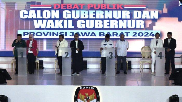 Empat pasangan calon, yakni paslon nomor urut 1 Acep Adang Ruhiat-Gitalis Dwinatarina, nomor urut 2 Jeje Wiradinata-Ronal Surapradja, nomor urut 3 Ahmad Syaikhu-Ilham Habibie dan nomor urut 4 Dedi Mulyadi-Erwan Setiawan menyampaikan kalimat penutup secara bergantian dalam Debat Publik Perdana Calon Gubernur dan Wakil Gubernur Provinsi Jawa Barat 2024, di Graha Sanusi Hardjadinata, Universitas Padjadjaran, Kota Bandung, Jawa Barat, Senin (11/11/2024) malam.