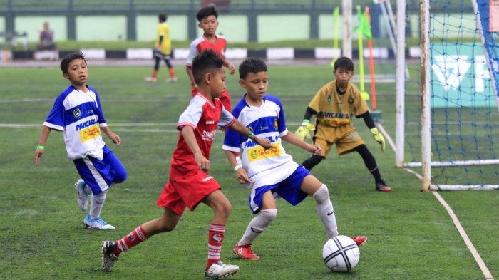 Dua tim bertanding pada babak penyisihan MILO National Championship 2025 di Stadion Siliwangi, Kota Bandung, Jawa Barat, Sabtu (16/11/2024).