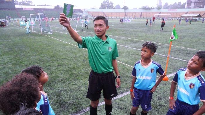 Sejumlah peserta MILO National Championship mengikuti edukasi MILO Kartu Petir yang disampaikan wasit MILO National Championship Bandung, Sayyid Luthfi pada penyelenggaraan babak penyisihan MILO National Championship 2025 di Stadion Siliwangi, Kota Bandung, Jawa Barat, Sabtu (16/11/2024).