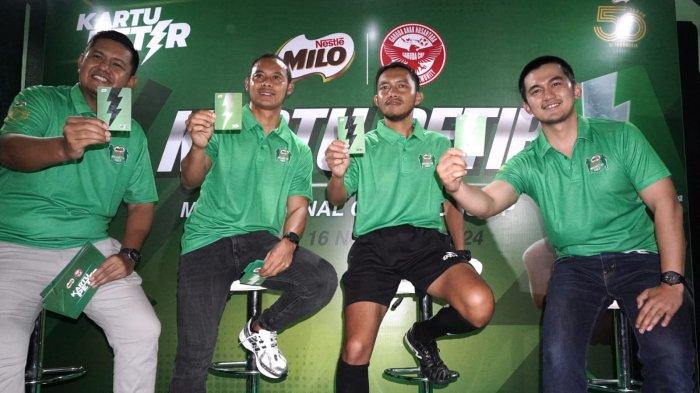 Senior Brand Executive Nestlé MILO Arbie Hasyim Ashari (kanan), Sports Marketing Manager Nestlé MILO Yozart Zulmi (kiri), mantan pemain Timnas Indonesia dan Persib Atep Rizal (kedua dari kiri), dan wasit MILO National Championship Bandung Sayyid Luthfi (kedua dari kanan), memperkenalkan MILO Kartu Petir seusai sesi bincang-bincang MILO Kartu Petir yang diikuti oleh pelatih dan wasit pada penyelenggaraan babak penyisihan MILO National Championship 2025 di Stadion Siliwangi, Kota Bandung, Jawa Barat,(16/11/2024).