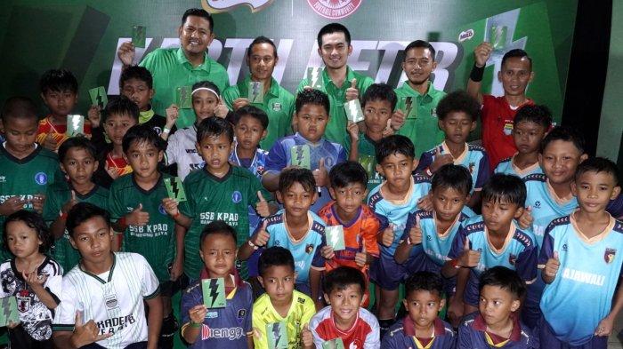 Senior Brand Executive Nestlé MILO Arbie Hasyim Ashari, Sports Marketing Manager Nestlé MILO Yozart Zulmi, mantan pemain Timnas Indonesia dan Persib Atep Rizal, dan wasit MILO National Championship Bandung Sayyid Luthfi (kedua dari kanan), bersama sejumlah peserta MILO National Championship memperkenalkan MILO Kartu Petir seusai sesi bincang-bincang MILO Kartu Petir yang diikuti oleh pelatih dan wasit pada penyelenggaraan babak penyisihan MILO National Championship 2025 di Stadion Siliwangi, Kota Bandung, Jawa Barat, Sabtu (16/11/2024).