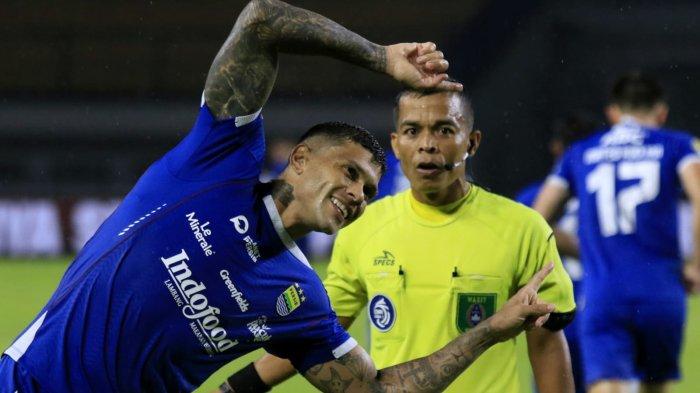 Pemain Persib Bandung, Ciro Alves melakukan selebrasi seusai mencetak gol ke gawang Borneo FC Samarinda pada lanjutan Liga 1 2024-2025 di Stadion Gelora Bandung Lautan Api (GBLA), Kota Bandung, Jawa Barat, Jumat (22/11/2024).