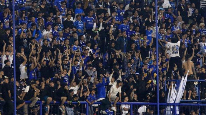 Bobotoh memberikan dukungan kepada Persib Bandung saat berlaga menghadapi Borneo FC Samarinda pada lanjutan Liga 1 2024-2025 di Stadion Gelora Bandung Lautan Api (GBLA), Kota Bandung, Jawa Barat, Jumat (22/11/2024).