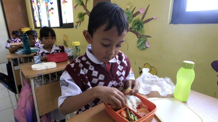 Sejumlah siswa menyantap makanan bergizi gratis saat jam istirahat di SDN 173 Neglasari, Kelurahan Sadangserang, Kecamatan Coblong, Kota Bandung, Jawa Barat, Senin (25/11/2024).