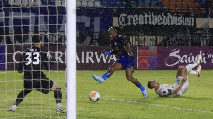 Pemain Persib Bandung, David Da Silva gagal mencetak gol ke gawang Zhejiang pada laga pamungkas Grup F AFC Champions League Two (ACL 2) 2024, di Stadion Si Jalak Harupat, Kabupaten Bandung, Kamis (5/12/2024).