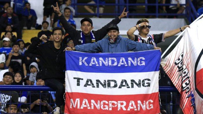 Bobotoh memberikan dukungan kepada Persib Bandung saat berlaga menghadapi Malut United pada lanjutan Liga 1 2024-2025 di Stadion Gelora Bandung Lautan Api (GBLA), Kota Bandung, Jawa Barat, Jumat (13/12/2024).