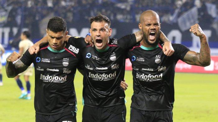 Pemain Persib Bandung, David da Silva bersama Tyronne del Pino dan Ciro Alves melakukan selebrasi setelah mencetak gol ke gawang Persita Tangerang pada lanjutan Liga 1 2024-2025 di Stadion Gelora Bandung Lautan Api (GBLA), Kota Bandung, Jawa Barat, Minggu (22/12/2024).