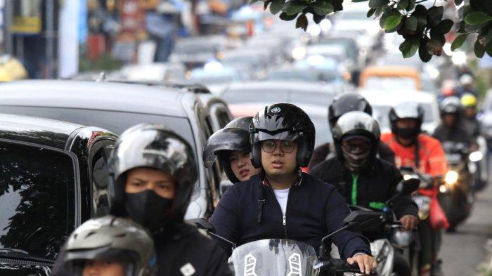 Kendaraan terjebak kemacetan saat melintas di Jalan Sukajadi, Kota Bandung, Jawa Barat, Rabu (25/12/2024).