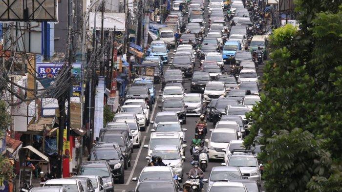 Kendaraan terjebak kemacetan saat melintas di Jalan Sukajadi, Kota Bandung, Jawa Barat, Rabu (25/12/2024).