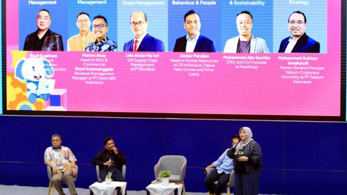 Dosen Sekolah Bisnis Manajemen (SBM) ITB, N Nurlaela Arief menyampaikan presentasi saat sesi talkshow bertajuk