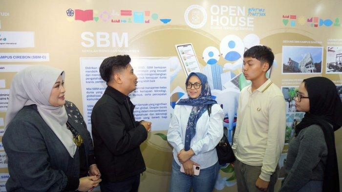 Dosen Sekolah Bisnis Manajemen (SBM) ITB, N Nurlaela Arief dan Dosen Fakultas Teknik Pertambangan dan Perminyakan (FTTM) ITB Imam Santoso berbincang dengan calon mahasiswa di stan SBM ITB pada acara Open House Pendidikan ITB 2024 di Sasana Budaya Ganesha, Kota Bandung, Sabtu (4/1/2025).