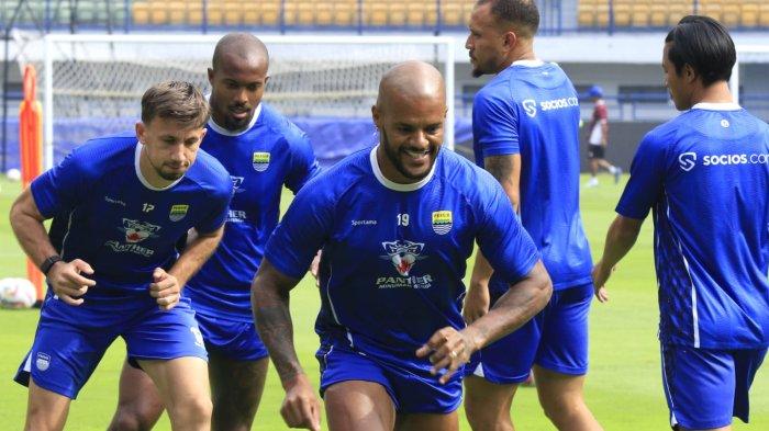 Pemain Persib Bandung melakukan official training atau latihan resmi di Stadion Gelora Bandung Lautan Api (GBLA), Kota Bandung, Jawa Barat, Kamis (16/1/2025).