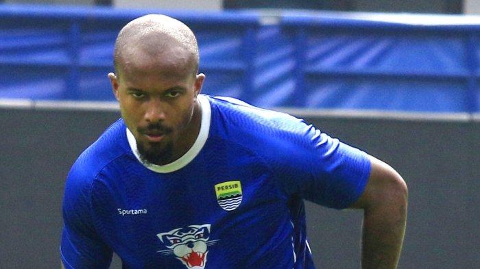 Pemain Persib Bandung, Gervane Kastaneer mengikuti sesi latihan di Stadion Gelora Bandung Lautan Api (GBLA), Kota Bandung, Jawa Barat, Kamis (16/1/2025).