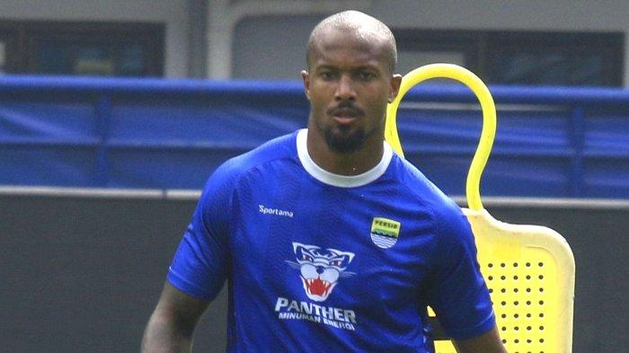 Pemain Persib Bandung, Gervane Kastaneer mengikuti sesi latihan di Stadion Gelora Bandung Lautan Api (GBLA), Kota Bandung, Jawa Barat, Kamis (16/1/2025).