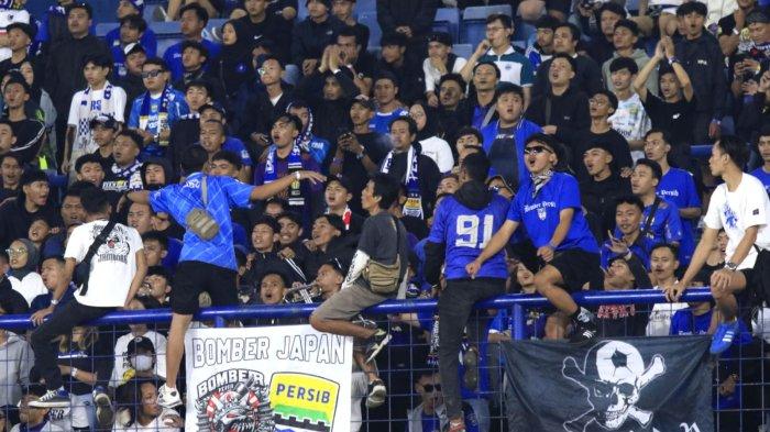 Bobotoh memberikan dukungan kepada Persib Bandung menghadapi Dewa United pada lanjutan Liga 1 2024-2025 di Stadion Gelora Bandung Lautan Api (GBLA), Kota Bandung, Jawa Barat, Jumat (17/1/2025).