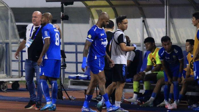 DITARIK KELUAR: Penyerang Persib Bandung, David da Silva, berjalan menuju bench saat ditarik keluar karena cedera ketika melawan Dewa United pada pekan ke-19 Liga 1 2024-2025 di Stadion Gelora Bandung Lautan Api (GBLA), Kota Bandung, Jawa Barat, Jumat (17/1/2025). David masih diragukan tampil melawan PSM Makassar, Sabtu (1/2/2025) malam.