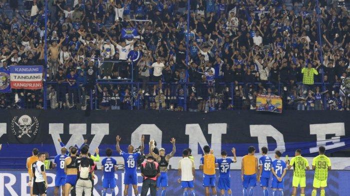 Pemain dan tim pelatih Persib menghampiri bobotoh di tribun timur sebagai bentuk apresiasi kepada bobotoh yang telah mendukungnya seusai pertandingan melawan Dewa United pada lanjutan Liga 1 2024-2025 di Stadion Gelora Bandung Lautan Api (GBLA), Kota Bandung, Jawa Barat, Jumat (17/1/2025).