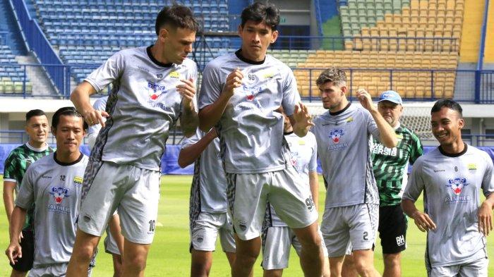Pemain Persib menjalani official training di Stadion Gelora Bandung Lautan Api (GBLA), Kota Bandung, Jawa Barat, Jumat (31/5/2025).