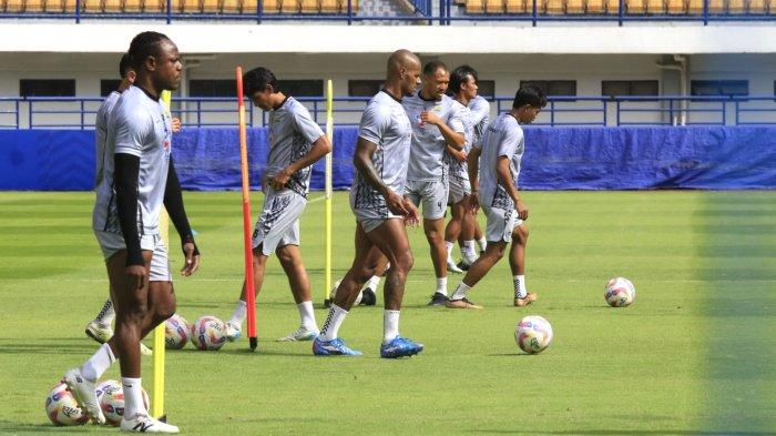Pemain Persib menjalani official training di Stadion Gelora Bandung Lautan Api (GBLA), Kota Bandung, Jawa Barat, Jumat (31/5/2025).