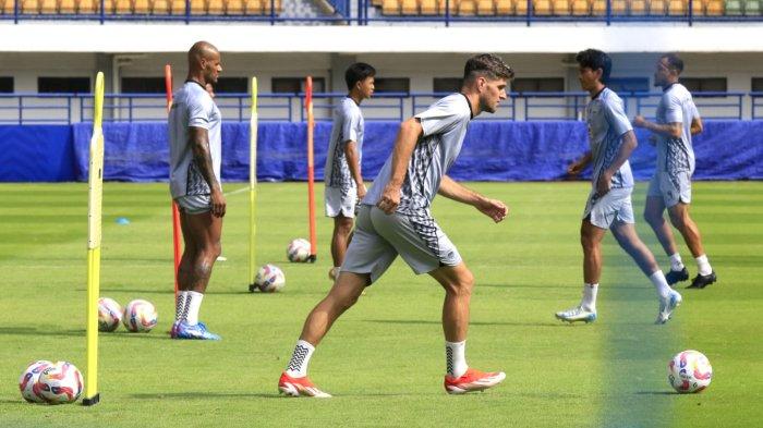 Pemain Persib menjalani official training di Stadion Gelora Bandung Lautan Api (GBLA), Kota Bandung, Jawa Barat, Jumat (31/5/2025).