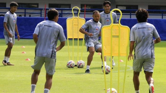 Pemain Persib menjalani official training di Stadion Gelora Bandung Lautan Api (GBLA), Kota Bandung, Jawa Barat, Jumat (31/5/2025).
