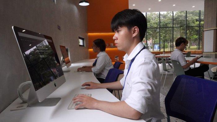Mahasiswa menggunakan fasilitas komputer di ruang perpustakaan Binus @Bandung, Dago Campus, Dago Pakar, Cimenyan, Kabupaten Bandung, Jawa Barat, Senin (3/2/2025).