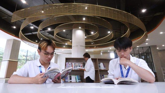 Mahasiswa membaca buku di ruang perpustakaan Binus @Bandung, Dago Campus, Dago Pakar, Cimenyan, Kabupaten Bandung, Jawa Barat, Senin (3/2/2025).