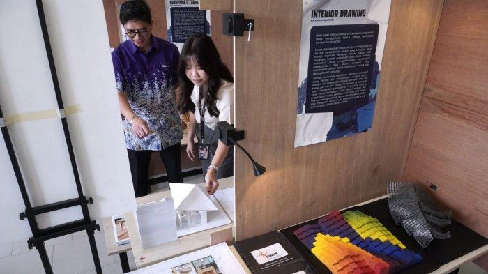 Direktur Kampus Bina Nusantara (Binus) University @Bandung, Johan Muliada Kerta didampingi mahasiswa meninjau pameran karya kreatif inovasi digital mahasiswa di Binus @Bandung, Dago Campus, Dago Pakar, Cimenyan, Kabupaten Bandung, Jawa Barat, Senin (3/2/2025).
