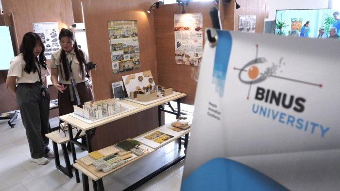 Mahasiswa meninjau pameran karya kreatif inovasi digital mahasiswa di Binus @Bandung, Dago Campus, Dago Pakar, Cimenyan, Kabupaten Bandung, Jawa Barat, Senin (3/2/2025).