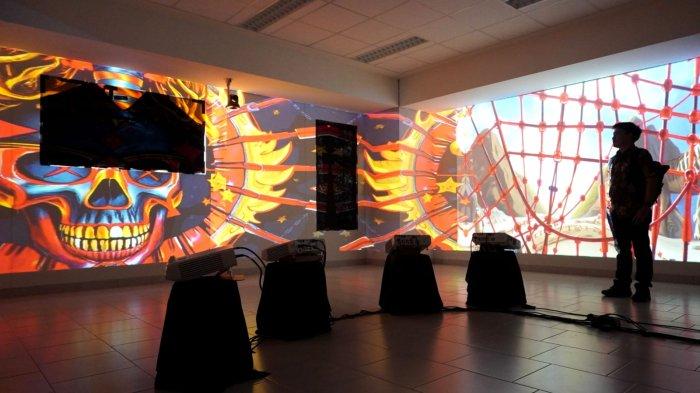 Mahasiswa meninjau pameran karya kreatif inovasi digital mahasiswa di ruang multimedia Binus @Bandung, Dago Campus, Dago Pakar, Cimenyan, Kabupaten Bandung, Jawa Barat, Senin (3/2/2025).