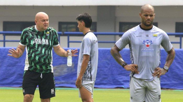 Pelmain Persib, Ryan Kurnia berbincang dengan pelatih Bojan Hodak di sela-sela menjalani latihan di Stadion Gelora Bandung Lautan Api (GBLA), Kota Bandung, Jawa Barat, Selasa (11/2/2025).