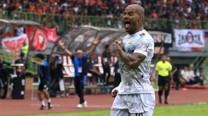 SELEBRASI - Pemain Persib, David da Silva melakukan selebrasi setelah berhasil mencetak gol penyeimbang ke gawang Persija pada pertandingan pekan ke-23 Liga 1 2024-2025 di Stadion Patriot Candrabhaga, Bekasi, Jawa Barat, Minggu (16/2/2025).
