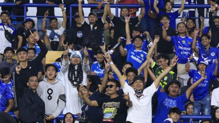 Bobotoh memberikan dukungan kepada Persib Bandung menghadapi Madura United pada pertandingan pekan ke-24 Liga 1 2024-2025, di Stadion Gelora Bandung Lautan Api (GBLA), Gedebage, Kota Bandung, Jawa Barat, Sabtu (22/2/2025).
