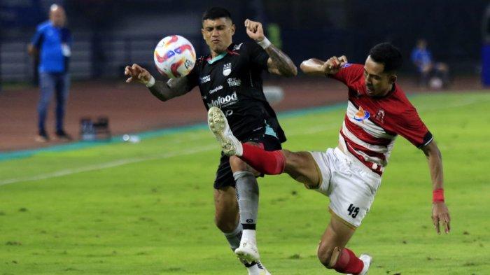 Pemain Persib Bandung, Ciro Alves berebut bola dengan pemain Madura United pada pertandingan pekan ke-24 Liga 1 2024-2025, di Stadion Gelora Bandung Lautan Api (GBLA), Gedebage, Kota Bandung, Jawa Barat, Sabtu (22/2/2025).