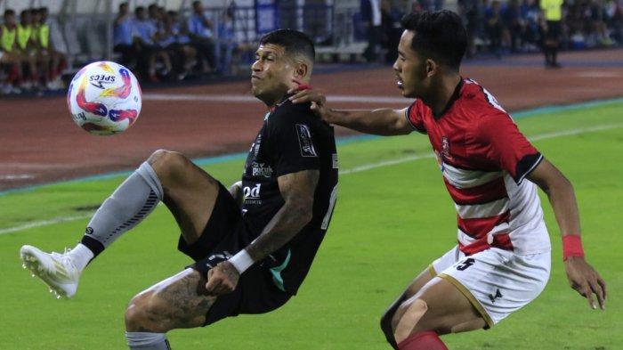 Pemain Persib Bandung, Ciro Alves berusaha menguasai bola dihadang pemain Madura United pada pertandingan pekan ke-24 Liga 1 2024-2025, di Stadion Gelora Bandung Lautan Api (GBLA), Gedebage, Kota Bandung, Jawa Barat, Sabtu (22/2/2025).