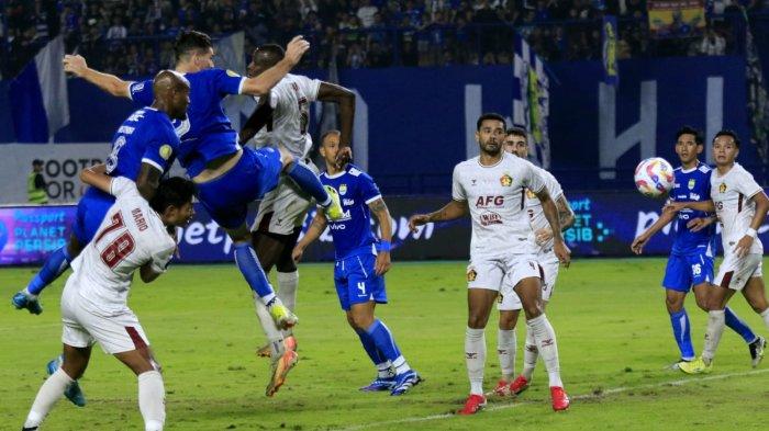 Pemain Persib Bandung, Nick Kuipers menanduk bola ke gawang Persik Kediri dan gol pada pertandingan lanjutan Liga 1 2024-2025, di Stadion Gelora Bandung Lautan Api (GBLA), Gedebage, Kota Bandung, Jawa Barat, Rabu (5/3/2025).