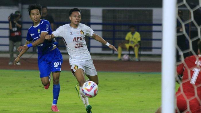 Pemain Persib Bandung, Edo Febriansah berebut bola dengan pemain Persik Kediri pada pertandingan lanjutan Liga 1 2024-2025, di Stadion Gelora Bandung Lautan Api (GBLA), Gedebage, Kota Bandung, Jawa Barat, Rabu (5/3/2025).