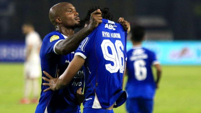 Pemain Persib Bandung, Gervane Kastaneer mengangkat jersey sang pencetak gol ke gawang Persik Kediri Ryan Kurnia dan memperlihatkannnya ke bobotoh pada pertandingan lanjutan Liga 1 2024-2025, di Stadion Gelora Bandung Lautan Api (GBLA), Gedebage, Kota Bandung, Jawa Barat, Rabu (5/3/2025).
