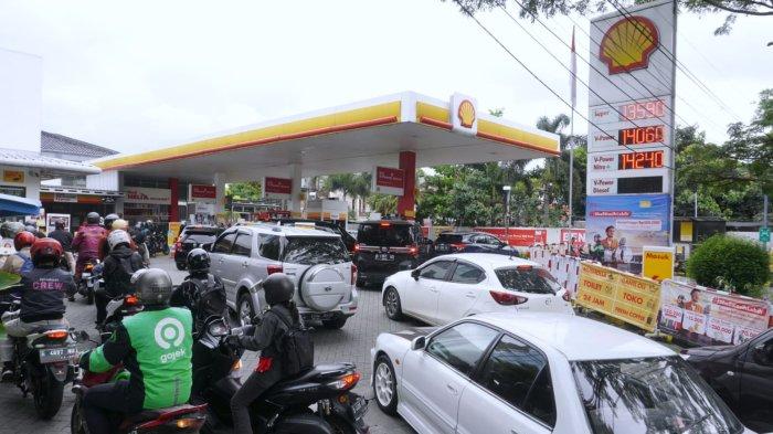 Kendaraan roda dua dan empat mengentre untuk mengisi BBM di SPBU Shell, Jalan Pelajar Pejuang 45, Kota Bandung, Jawa Barat, Senin (17/3/2025).