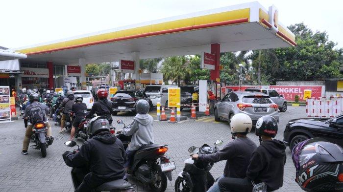 Kendaraan roda dua dan empat mengentre untuk mengisi BBM di SPBU Shell, Jalan Pelajar Pejuang 45, Kota Bandung, Jawa Barat, Senin (17/3/2025).